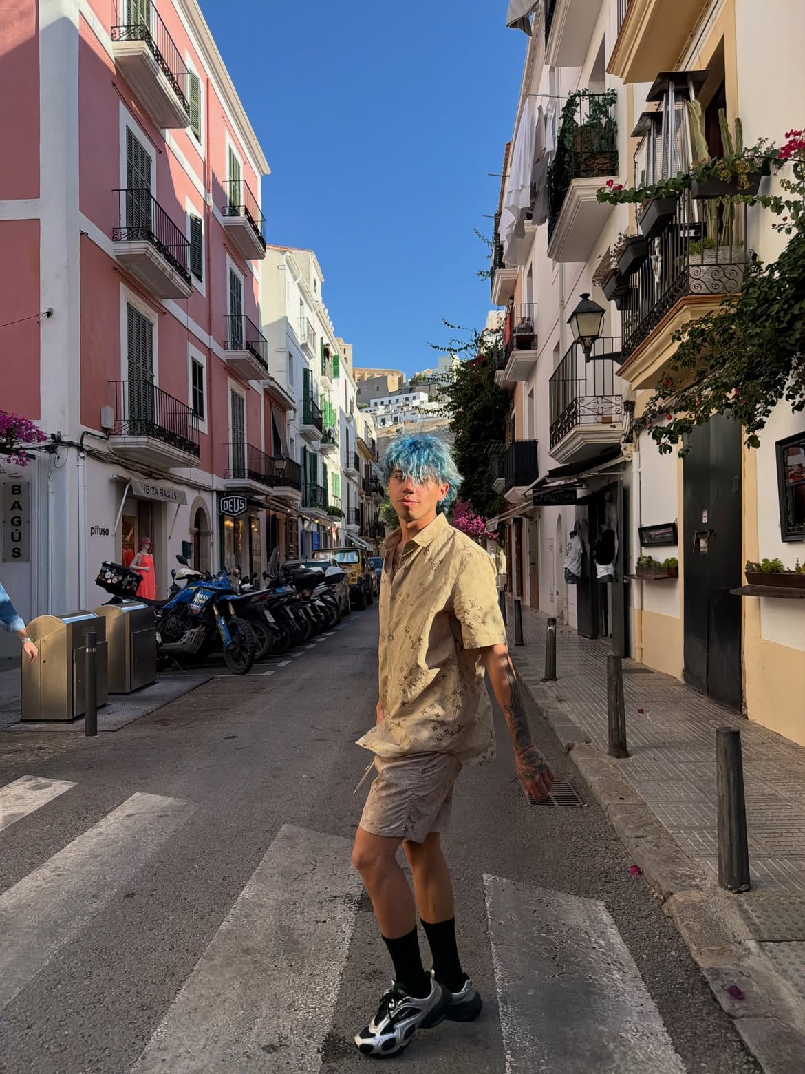 “Un poco de todo, siempre despeinado”, tituló a su álbum de fotos desde España (Instagram)
