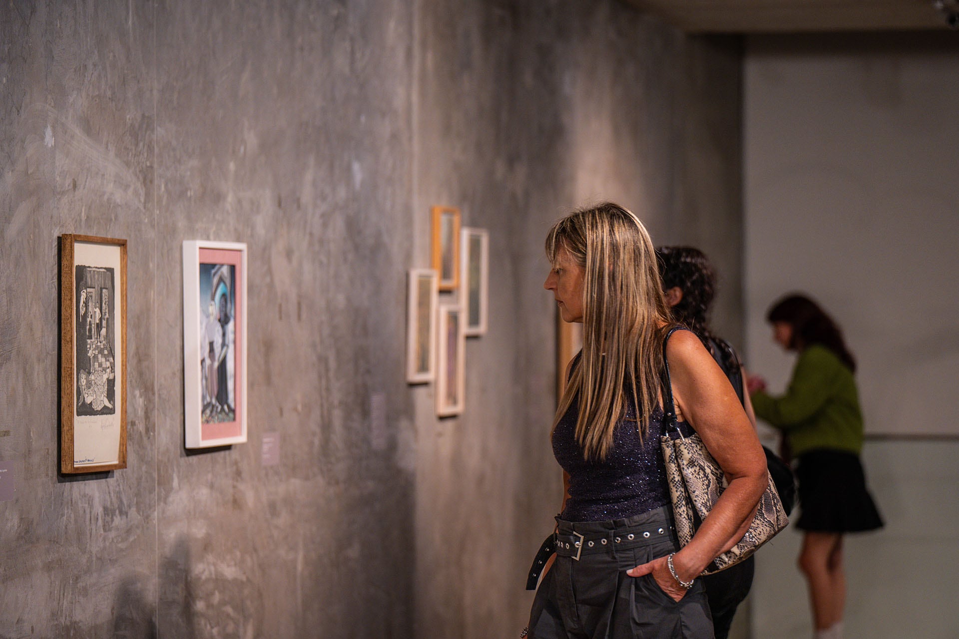 Otro de los ejes del montaje es desmontar el reduccionismo que limita el surrealismo a la simple producción de mundos fantásticos