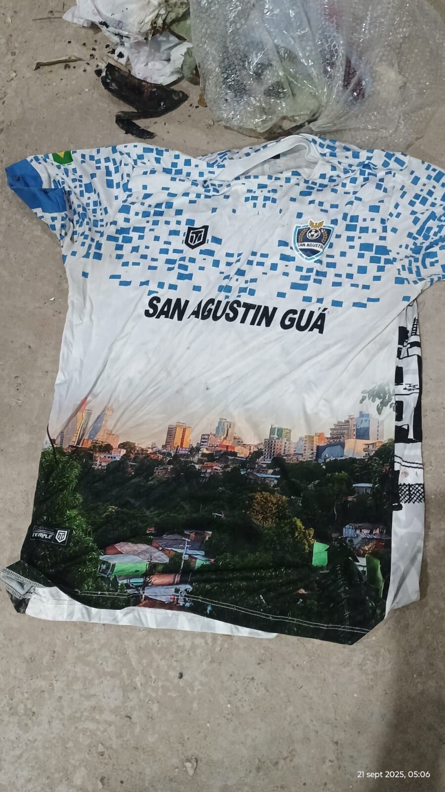 La remera clave, con la leyenda