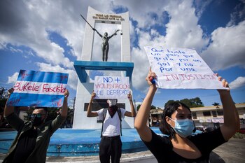 Manifestantes participan en una protesta