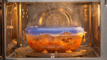 Qué tan dañino es calentar comida en recipientes de plástico en el microondas, según la UNAM