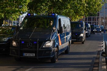 Varios furgones de la policía llegan a los juzgados donde declaraba Begoña Gómez. (EFE/ Mariscal)