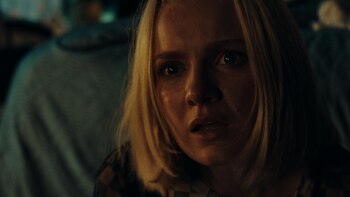 Hadley Robinson como Hannah, enfrentando