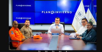 Baltazar Solano, director del Cuerpo de Bomberos, Romeo Herrera, ministro de Obras Públicas, Fernando López , ministro de Medio Ambiente, Luis Amaya, director de Protección Civil y Dagoberto Arévalo, presidente de Anda, durante conferencia de prensa para anunciar protocolo ante las últimas lluvias en El Salvador.