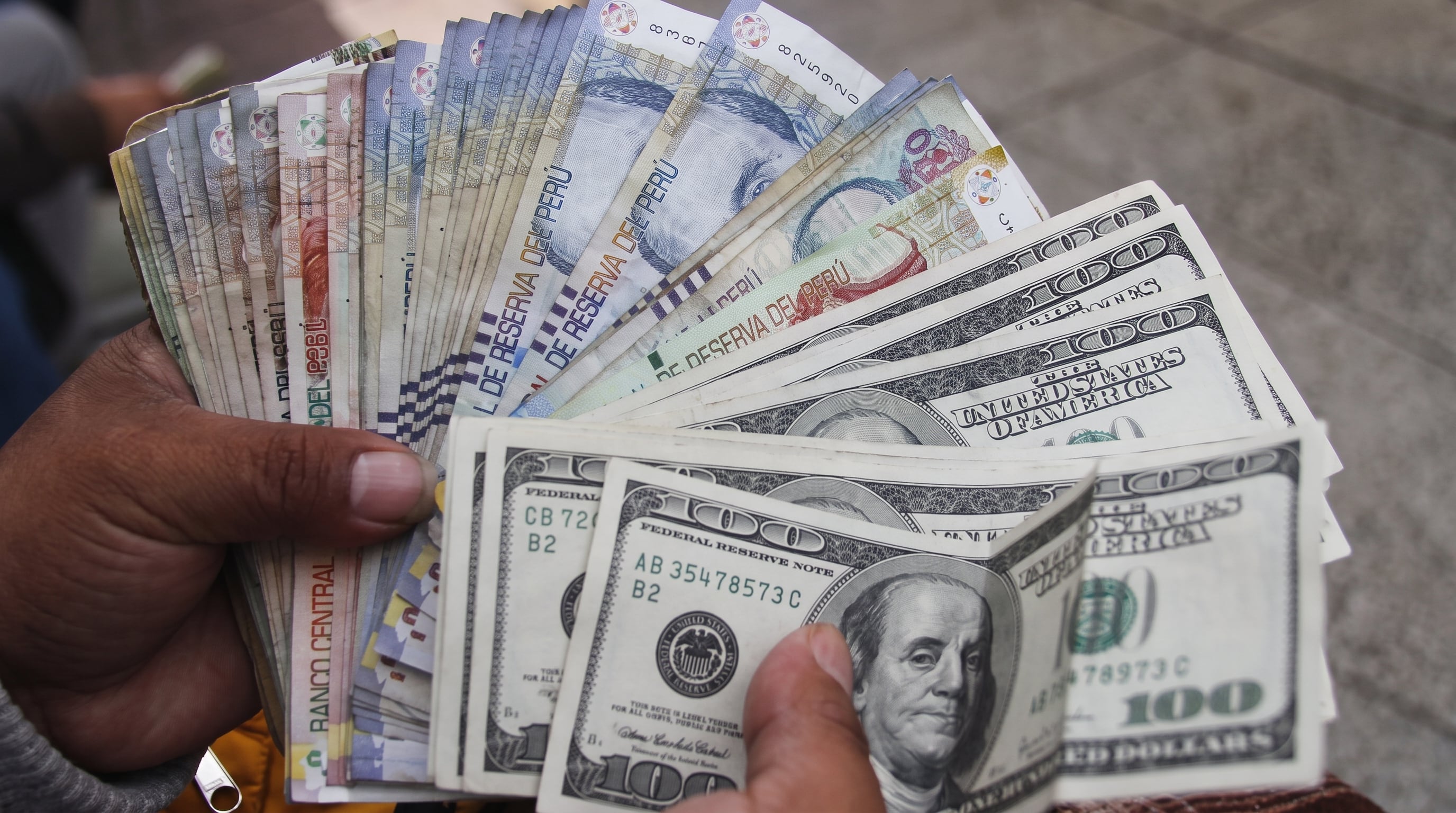 Dólar baja a S/3.345: ¿conviene pagar ahora una deuda en dólares o esperar una mayor caída del tipo de cambio?
