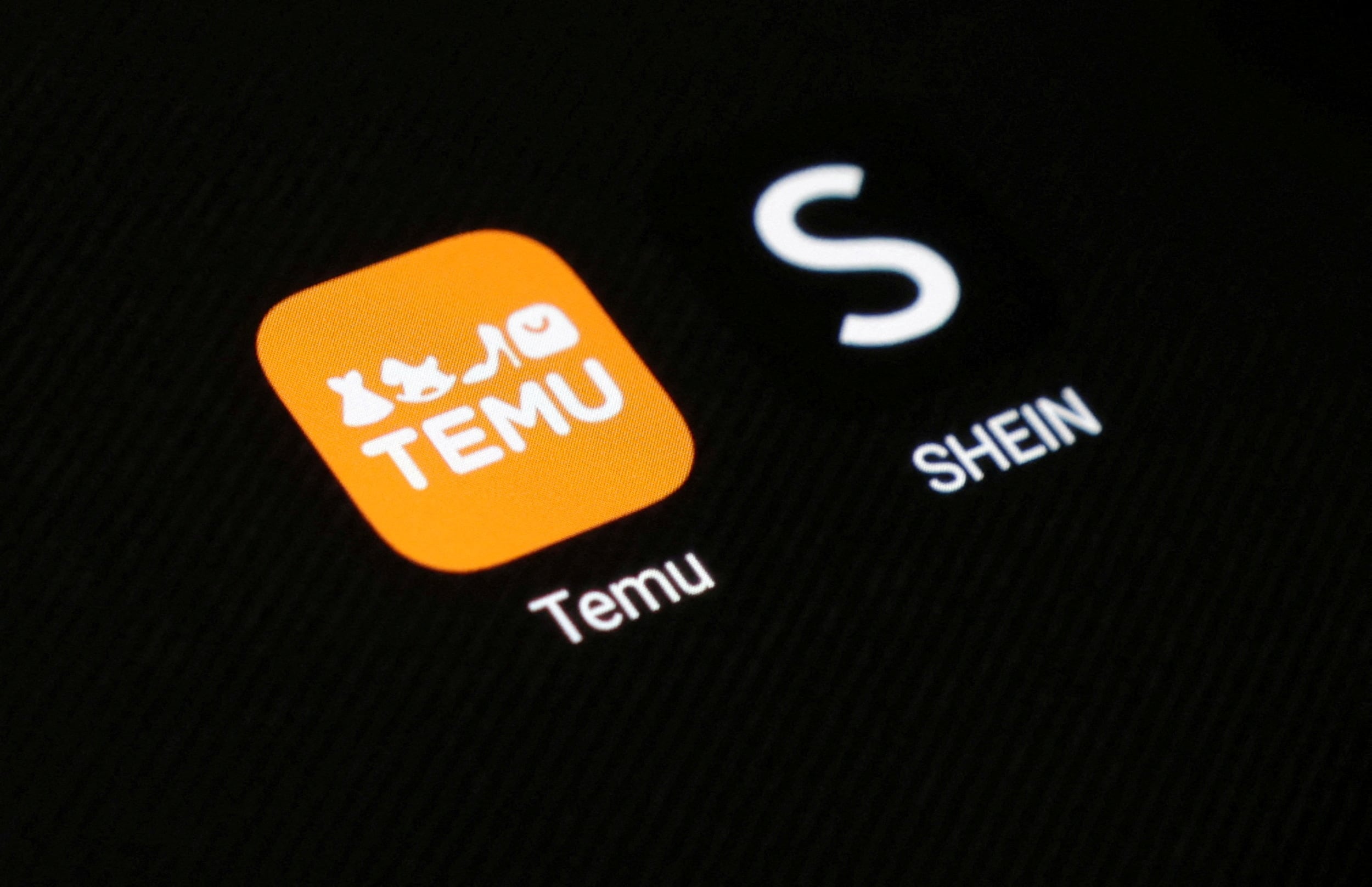 Shein y Temu son dos gigantes del comercio electrónico de origen chino que venden una enorme variedad de productos a precios extremadamente bajos directamente desde fábricas asiáticas - crédito Dado Ruvic/Reuters