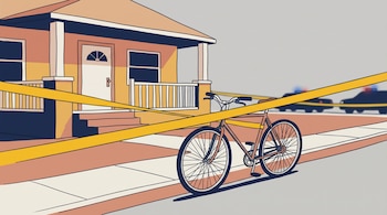 Casa con porche, una bicicleta en la acera, cintas amarillas cruzadas en primer plano y dos vehículos policiales al fondo.