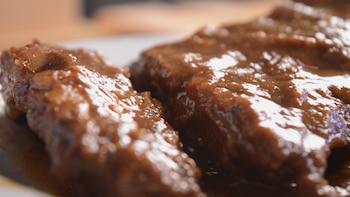 El truco para conseguir la costra crocante en las costillas es aumentar la temperatura del horno a 220 °C durante los últimos cinco minutos