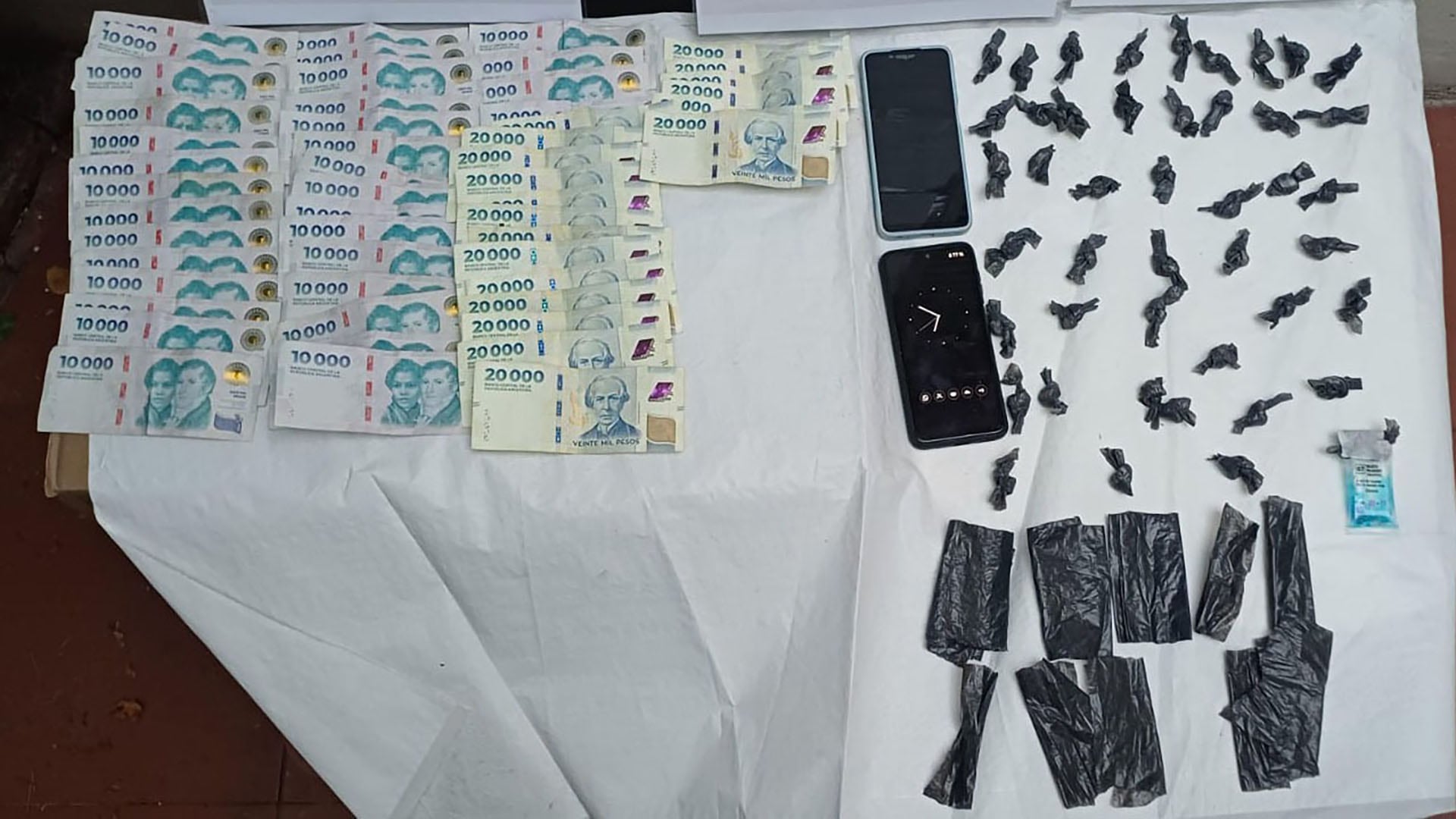 Evidencia incautada en la detención de los remiseros en Villa Mitre