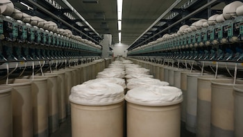La producción textil aceleró su caída y la capacidad instalada siguió entre las más bajas de la industria