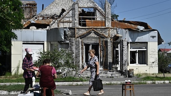 Una mujer compra productos a
