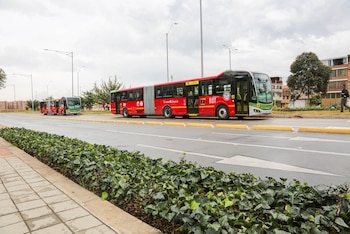 La operación inicial en la Avenida Ciudad de Cali comenzó con 50 buses duales articulados eléctricos que circulan por carriles exclusivos y mixtos - crédito IDU/Trasnmilenio