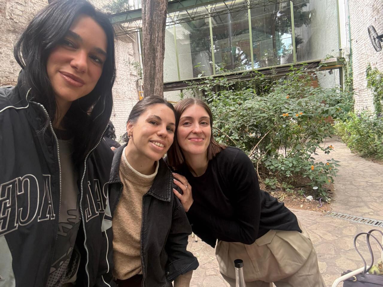 Dua Lipa almorzó en Las Flores la tarde del jueves, previo a sus shows en River