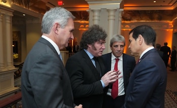 El presidente de Argentina, Javier Milei, conversa con el secretario de Estado estadounidense, Marco Rubio, junto al ministro de Economía, Luis Caputo, y el canciller Pablo Quirno