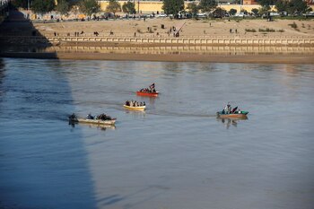 Personas en botes navegan durante