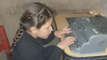 Wendy Alfaro con la máquina