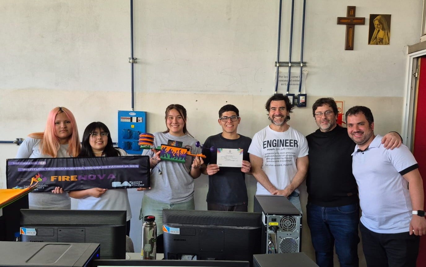Mayra, Ailén, Brenda y Maximiliano junto con Mariano Eito y Sebastián Muñoz, los profesores que los acompañaron en el desarrollo del proyecto.