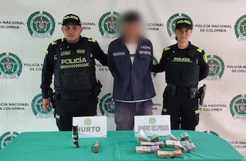 La unidad de reacción bancaria capturó en flagrancia al hombre de 53 años pocos metros después del asalto en Kennedy - crédito Mebog