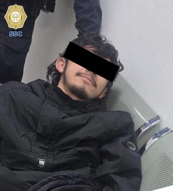 "El Lápiz", presunto sicario de la Anti-Unión Tepito, fue detenido en la alcaldía Cuauhtémoc junto a dos acompañantes que lo retiraron del Hospital Rubén Leñero, donde se recuperaba de dos balazos en las piernas. Crédito: Especial