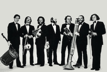 El equipo de Les Luthiers