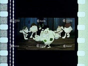 Tira de película vertical con tres fotogramas de una ilustración animada. Un huevo grande verde manchado, rodeado de huevos pequeños, algunos con signos de dólar