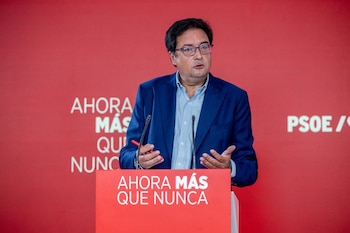 07/08/2026 El secretario general del PSOE de Madrid y ministro para la Transformación Digital y de la Función Pública, Óscar López, durante una rueda de prensa, en la sede del PSOE, a 7 de agosto de 2026, en Madrid (España). El PSOE de Madrid va a interponer este viernes una denuncia ante la Fiscalía de Delitos Económicos de Madrid contra el consejo de administración de Planifica Madrid por la compra del "ático de lujo" en Chamberí.
POLITICA
Ricardo Rubio - Europa Press