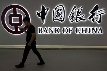 Un hombre camina frente al logo del Bank of China en Beijing (REUTERS/Florence Lo)