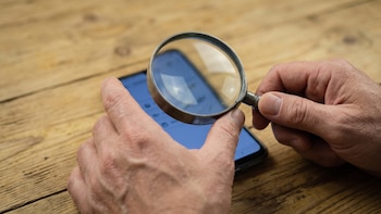 El valor de la pausa y la reflexión: las personas mayores disponen de la experiencia para evitar el engaño digital