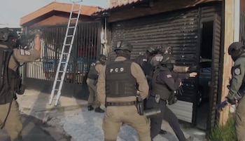 La Policía Control de Drogas realizó allanamientos simultáneos en distintos sectores del sur de San José como parte del caso “ROTONDA”. Cortesía: Ministerio de Seguridad Pública