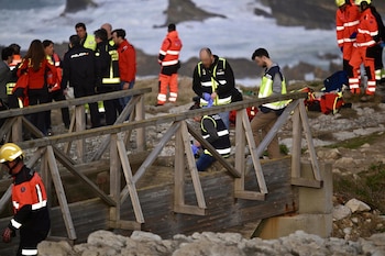 03/03/2026 Servicios de emergencias trabajan en el lugar de los hechos, a 3 de marzo de 2026, en Santander, Cantabria (España). Tres mujeres han fallecido esta tarde al romperse una pasarela en la playa de El Bocal, en Santander, y caer al mar. Una de ellas había sido trasladada en estado grave a la UVI del Hospital Universitario Marqués de Valdecilla, donde finalmente ha muerto. En estos momentos hay tres personas desaparecidas y una cuarta que está siendo atendida en el lugar por hipotermia.
POLITICA
Nacho Cubero - Europa Press