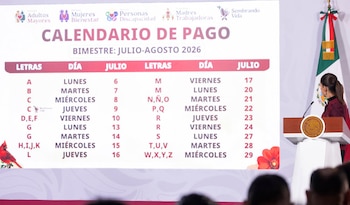 Mulher na plataforma com microfone e escudo nacional mexicano. A tela mostra o calendário de pagamentos julho-agosto de 2026 e a bandeira do México