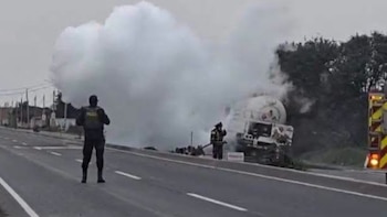 Fuga de GLP en camión cisterna obliga a cerrar carretera Huaral–Chancay y activa operativo de emergencia con bomberos y Policía
