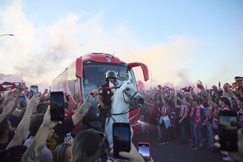 Decenas de aficionados reciban el bus del Atlético de Madrid en las inmediaciones del Estadio Cívitas Metropolitano, en el derbi del pasado 29 de septiembre de 2024. (Jesús Hellín/Europa Press)