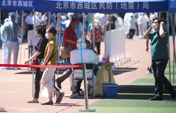 Médicos aplican test en un