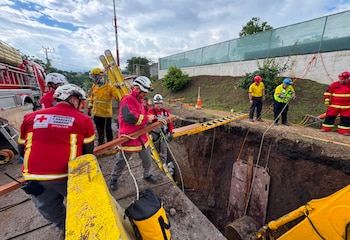 Unidades de la Cruz Roja Costarricense y equipos especializados trabajaron durante varias horas en la recuperación de los trabajadores atrapados en una zanja en Belén, Heredia. Cortesía: Cruz Roja Costarricense