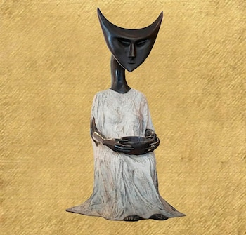 Escultura de bronce de una figura sentada con cabeza oscura en forma de media luna y cuello largo. Viste una túnica blanca y sostiene un cuenco oscuro. Fondo dorado