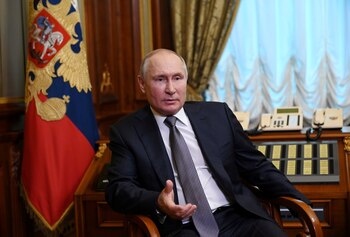 FILE PHOTO: Russian President Vladimir Putin answers questions about his article titled "On the historical unity of Russians and Ukrainians" in Saint Petersburg, Russia July 13, 2021. Picture taken July 13, 2021. Sputnik/Alexei Nikolskyi/Kremlin via REUTERS ATTENTION EDITORS - THIS IMAGE WAS PROVIDED BY A THIRD PARTY./File Photo