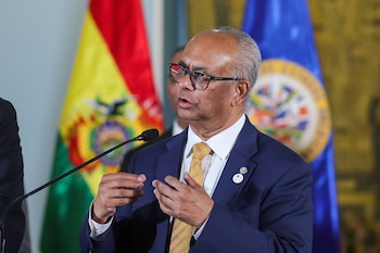El secretario general de la Organización de los Estados Americanos (OEA), Albert Ramdin, habla durante una rueda de prensa en una visita para verificar la situación en el país tras las protestas de mayo y junio que mantuvieron cercadas a algunas ciudades, este miércoles, en La Paz (Bolivia). EFE/ Gabriel Márquez