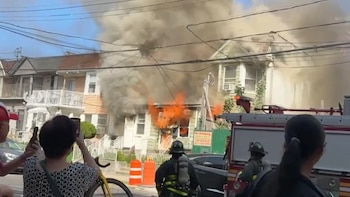 Veintiún heridos tras un incendio intenso en una vivienda de Queens que alcanzó edificios contiguos