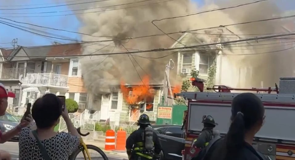 Veintiún heridos tras un incendio intenso en una vivienda de Queens que alcanzó edificios contiguos