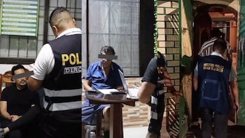 Cuatro personas fueron detenidas durante el operativo “Los Saqueadores de la UNU”. Composición: Infobae