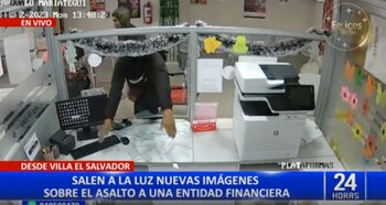 Momento en que delincuente ingresa a ventanilla de Caja Huancayo para robarse dinero de las cajas.