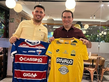 Así fue el momento de camaradería entre Óscar Álvarez, presidente del Atlético Bucaramanga y Marcelo Paz, presidente del Fortaleza de Ceará - crédito @ABucaramanga / X