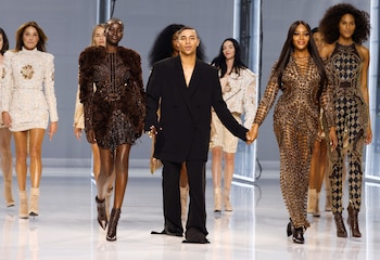 El diseñador Olivier Rousteing con Carla Bruni y Naomi Campbell durante la Semana de la Moda de París en París, Francia, el 29 de septiembre de 2021 (Reuters)