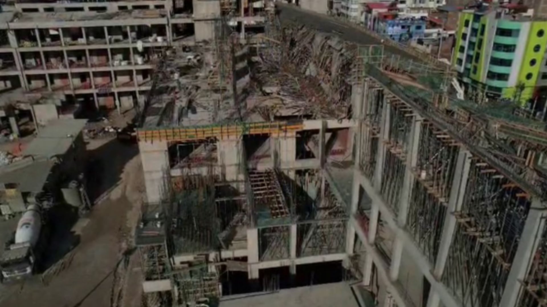 Una vista aérea de las obras del colegio Politécnico Regional del Centro en Huancayo registra la zona donde colapsó una estructura de concreto que dejó cuatro obreros heridos. (Foto: Agencia Andina)
