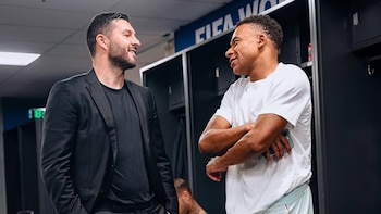 Gignac sorprende a la Selección de Francia con su visita al vestidor y protagoniza reencuentro con Mbappé