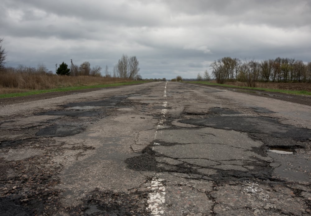 Las condiciones informadas incluyen baches, deterioro generalizado de la calzada, banquinas en mal estado, falta de pavimento en determinados sectores, problemas de señalización y desvíos (Foto: Shutterstock)