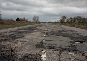 Las condiciones informadas incluyen baches, deterioro generalizado de la calzada, banquinas en mal estado, falta de pavimento en determinados sectores, problemas de señalización y desvíos (Foto: Shutterstock)