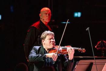 La puesta combina la voz