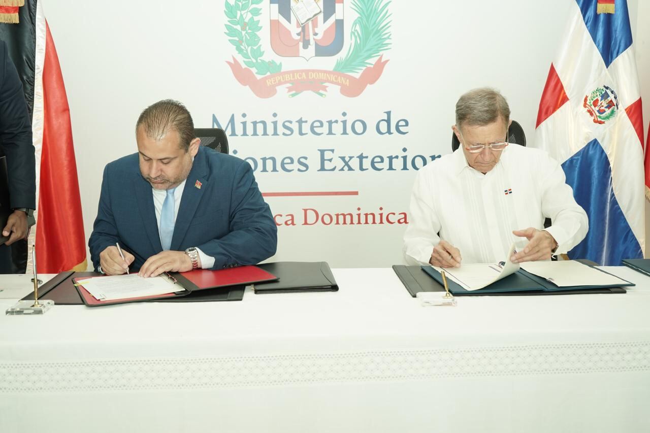 La firma del convenio introduce el transporte aéreo no regular y multidestino, respondiendo a la demanda de nuevas rutas y frecuencias en el Caribe. (Foto: Presidencia de la República Dominicana)